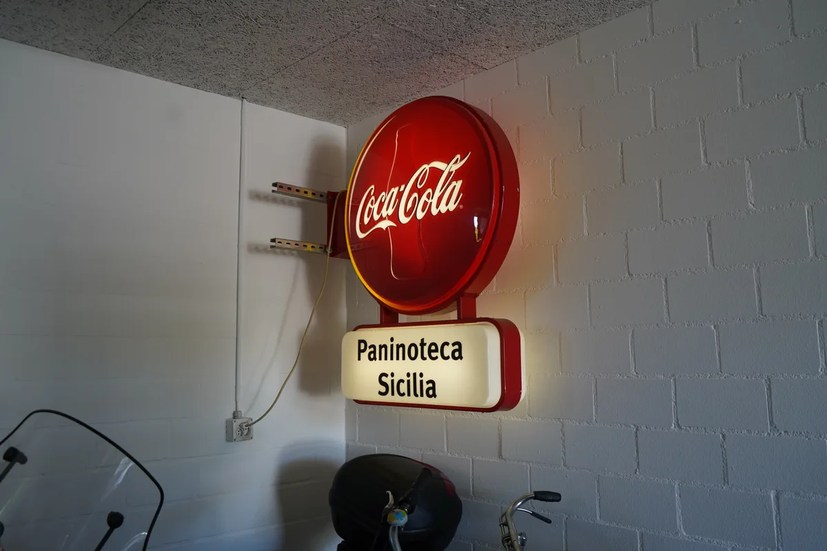 Man sieht Daniel Jaussi und seine Coca-Cola Sammlung.